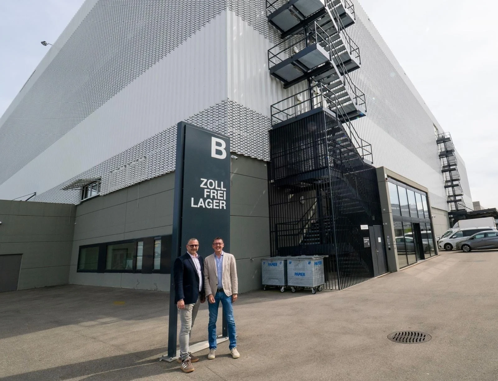 Ing. Paul Eichberger und Ing. Christian Weinberger-Prammer vor dem Eingang des Hochsicherheitslagers in der Schweiz.