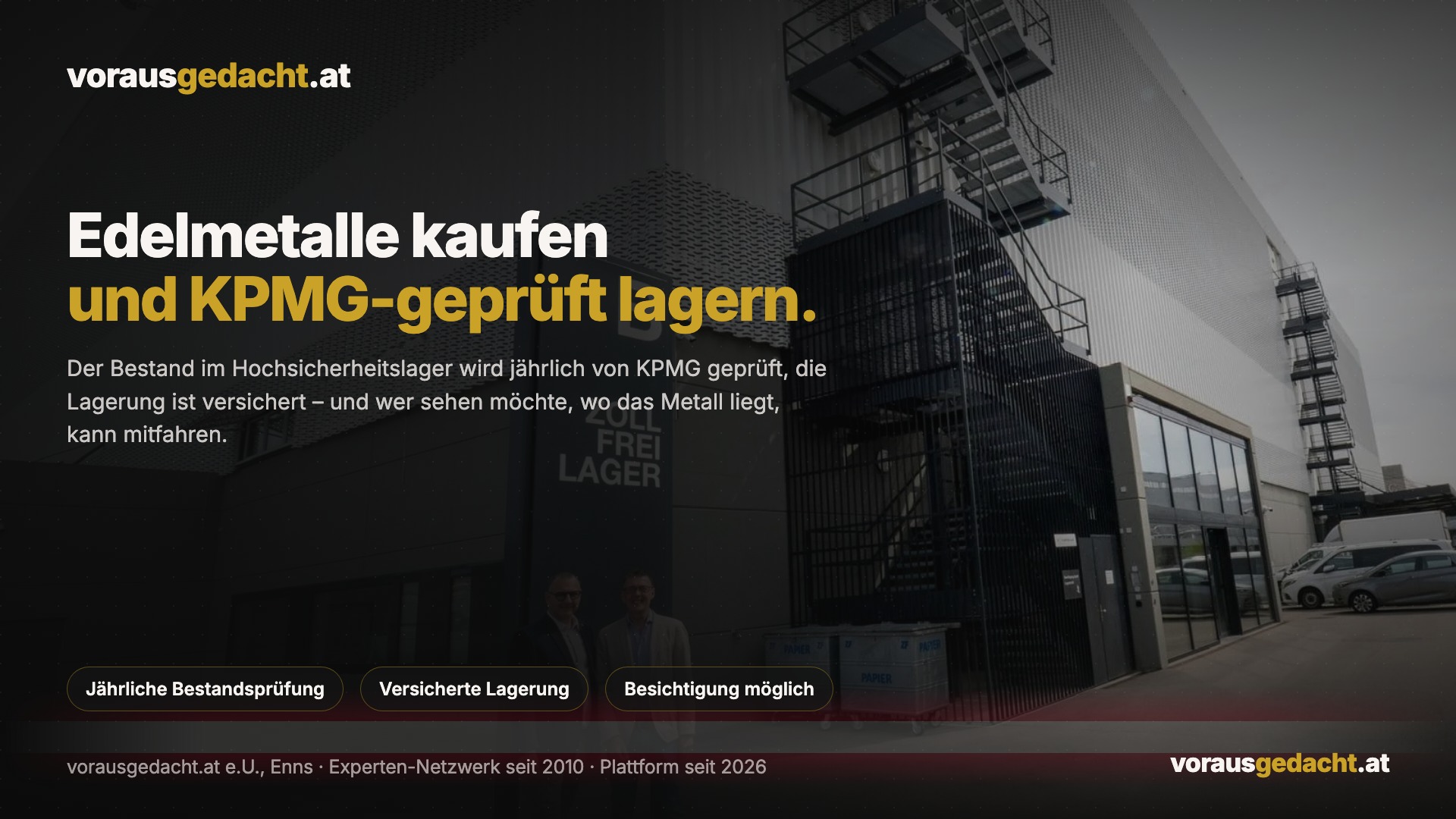 Das Hochsicherheitslager von außen, dunkel abgeblendet; links die Überschrift „Edelmetalle kaufen und KPMG-geprüft lagern“ und ein Absatz zur jährlichen KPMG-Prüfung, unten drei Stichworte: Jährliche Bestandsprüfung, Versicherte Lagerung, Besichtigung möglich.