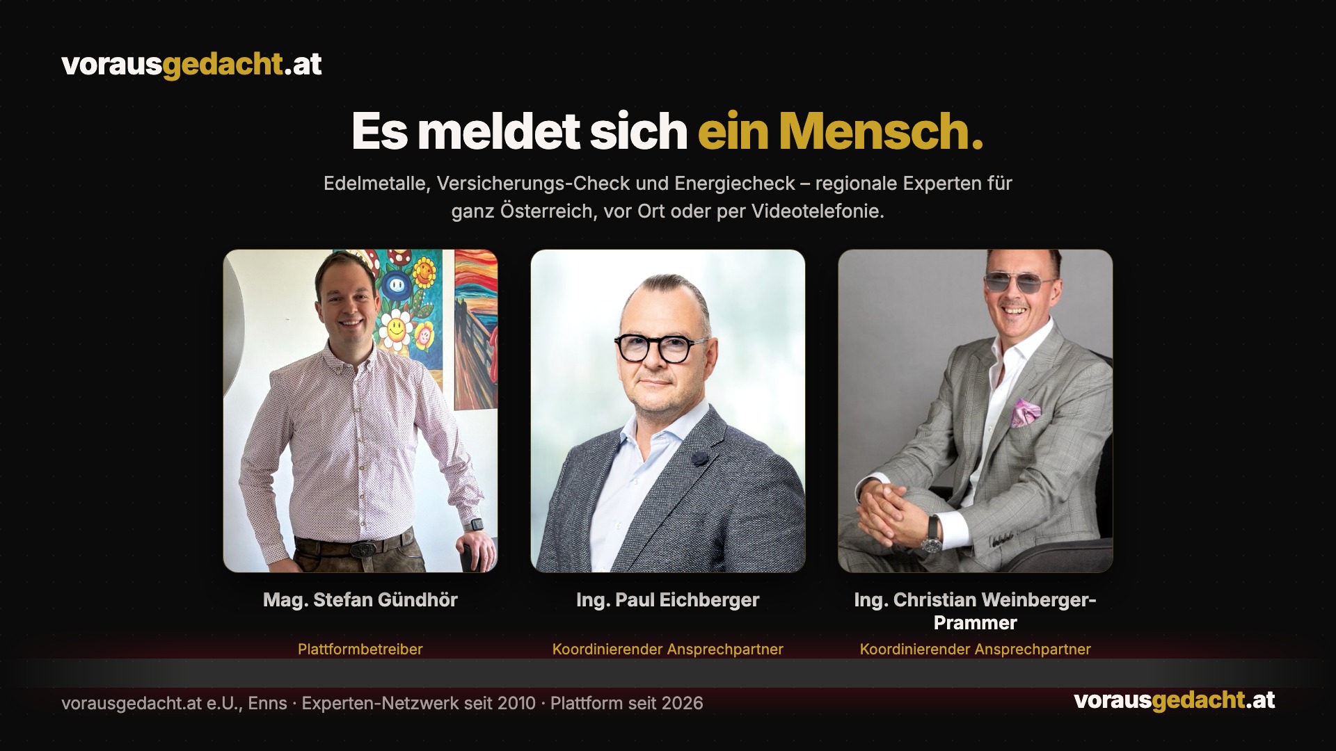 Drei Porträtkarten nebeneinander auf schwarzem Grund mit Namen und Rollen, darüber die Überschrift „Es meldet sich ein Mensch“ und die Zeile zu Edelmetallen, Versicherungs-Check und Energiecheck.