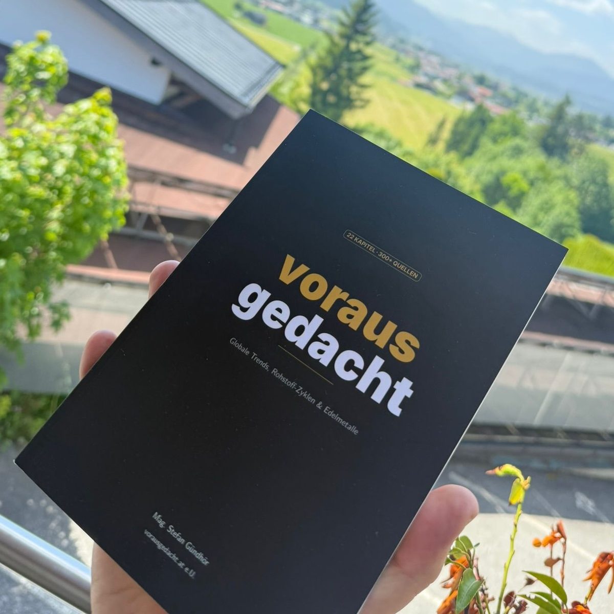 Das Buch „vorausgedacht“ von Mag. Stefan Gündhör – Umschlag mit Untertitel „Globale Trends, Rohstoff-Zyklen & Edelmetalle“